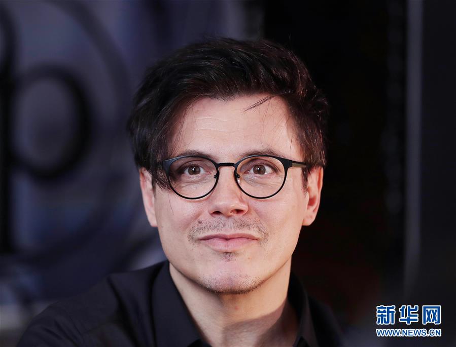 （國際·圖文互動）（6）通訊：手牽手，我們共同驅散陰霾——法國音樂人創(chuàng)作抗疫歌曲背后的故事