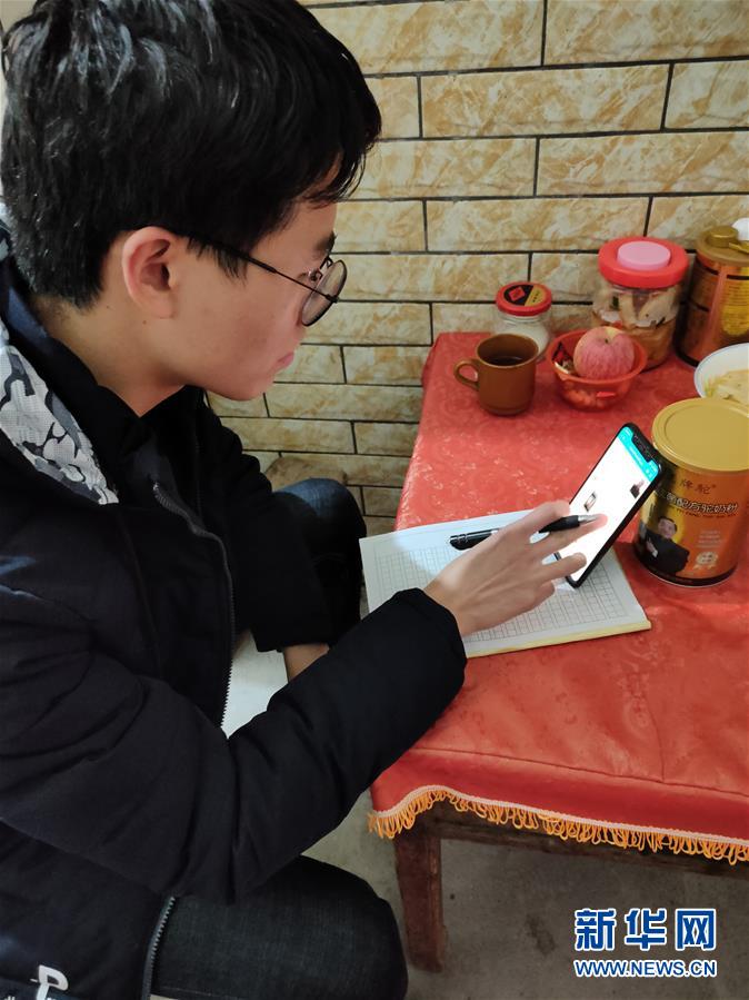 （新華網(wǎng)·圖文互動）（1）為“逆行者”后方護航，這些大學(xué)生的假期不一般