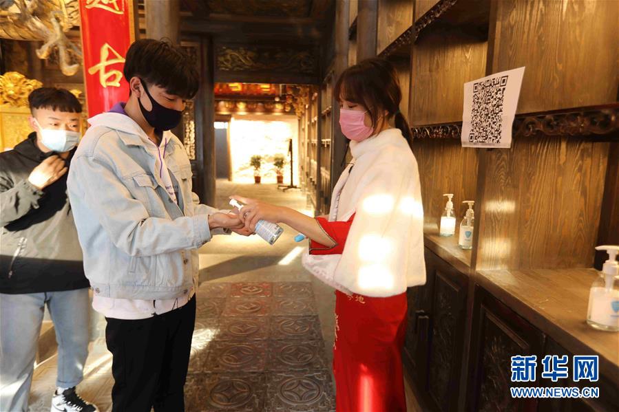 （圖文互動(dòng)）（5）特寫：限人數(shù)、分餐吃、用公筷——偏遠(yuǎn)小城“吃飯”見聞
