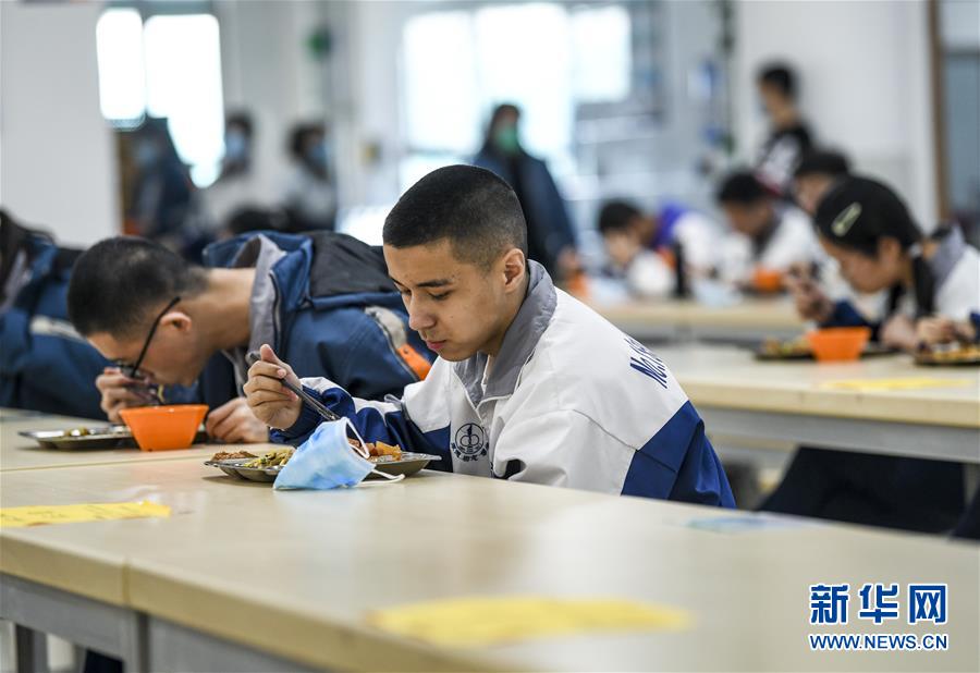 （圖文互動(dòng)）（6）“早”安同學(xué)，“早”安老師！——新疆初高中畢業(yè)班復(fù)課一周回訪見聞
