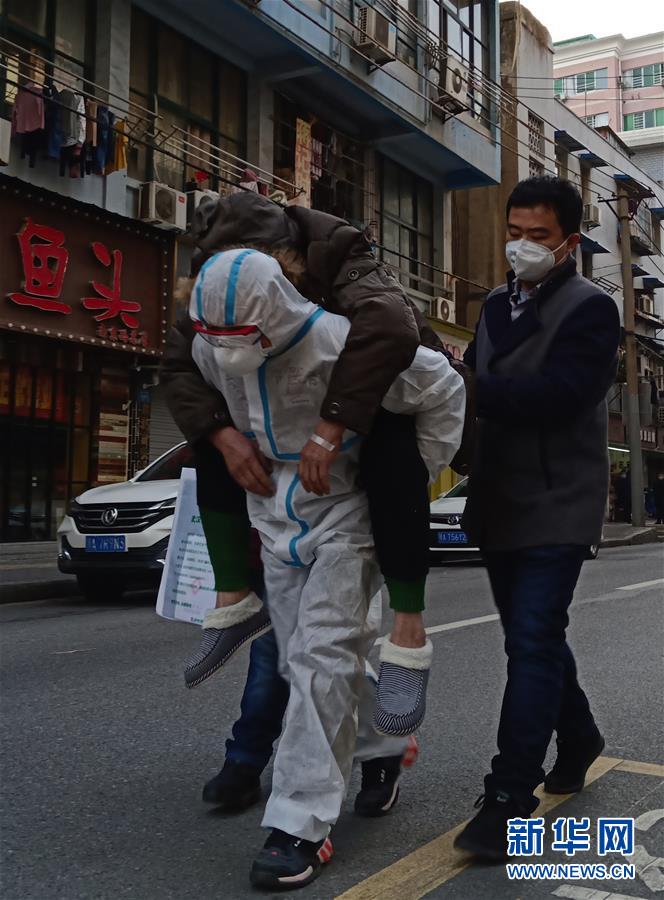 （習(xí)近平致敬的戰(zhàn)“疫”英雄·公安干警篇·圖文互動(dòng)）（4）他們，抗疫一線鑄警魂