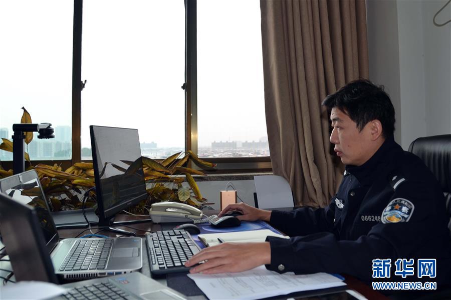 （習(xí)近平致敬的戰(zhàn)“疫”英雄·公安干警篇·圖文互動(dòng)）（8）他們，抗疫一線鑄警魂