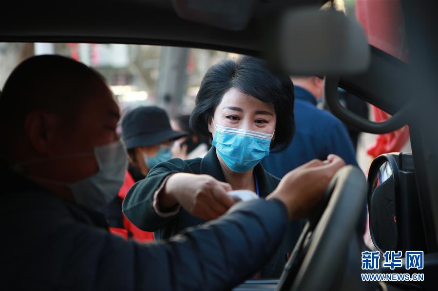 （習近平致敬的戰(zhàn)“疫”英雄·下沉干部篇·圖文互動）（2）他們，挺身而出守防線