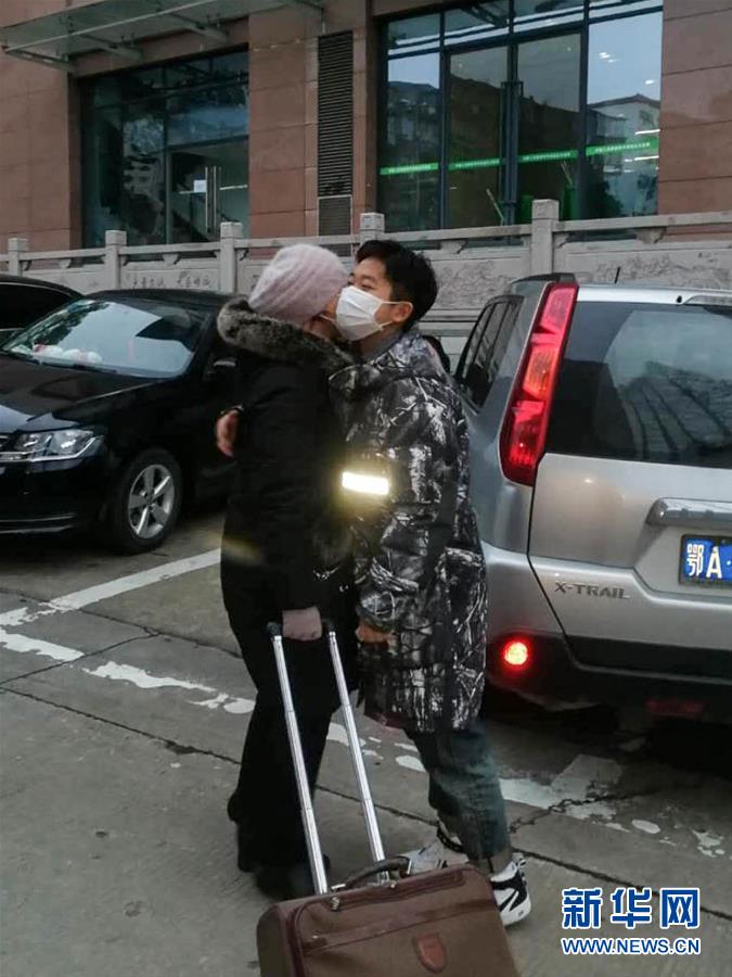 （一線抗疫群英譜·圖文互動）（3）大學生志愿者譚藝西：在武漢，我和媽媽共戰(zhàn)“疫”