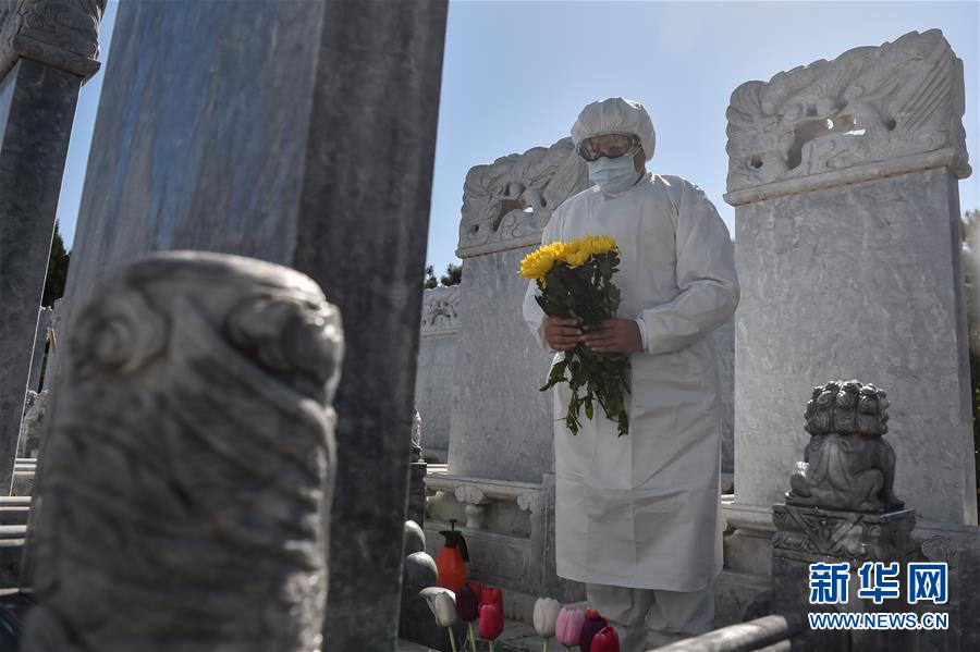 （圖文互動）（3）網(wǎng)上預(yù)約、分時祭掃、代祭服務(wù)——北京八寶山人民公墓清明祭掃見聞