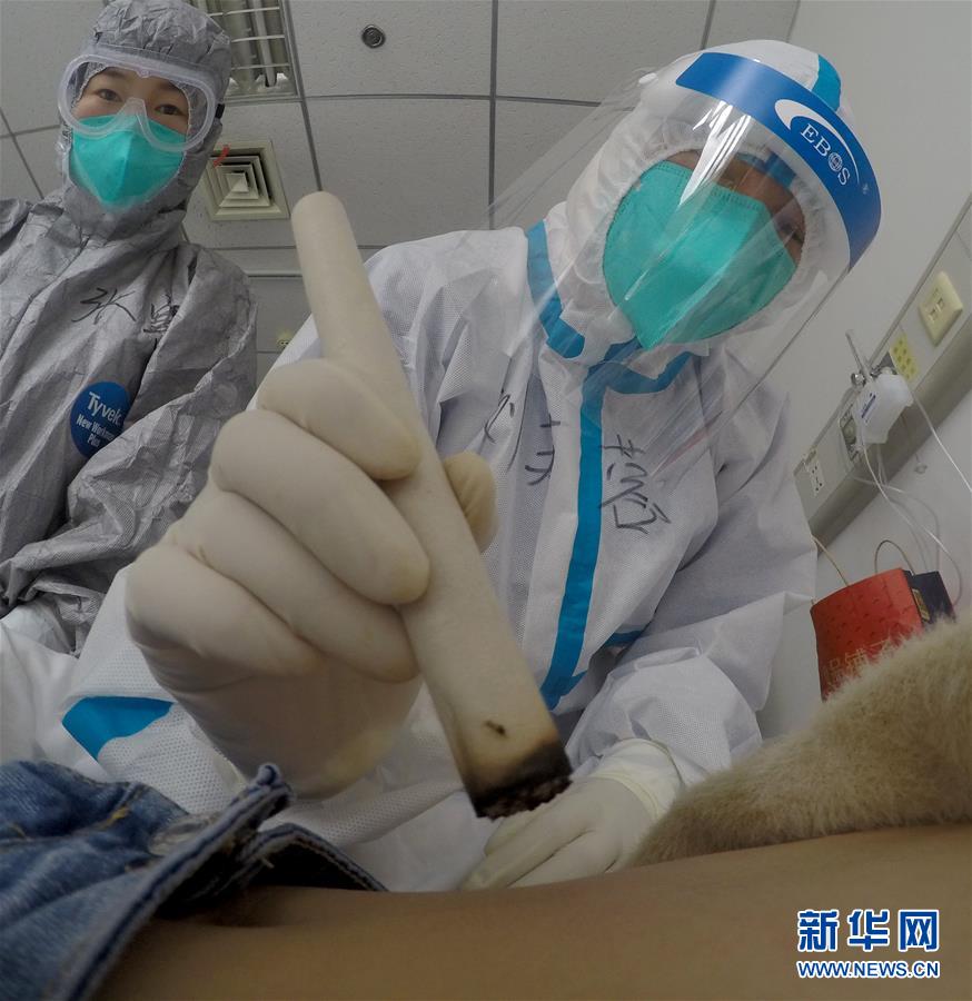 （新華全媒頭條·圖文互動(dòng)）（9）“始終把人民群眾生命安全和身體健康放在第一位”——中國(guó)抗疫彰顯“生命至上、人民至上”理念