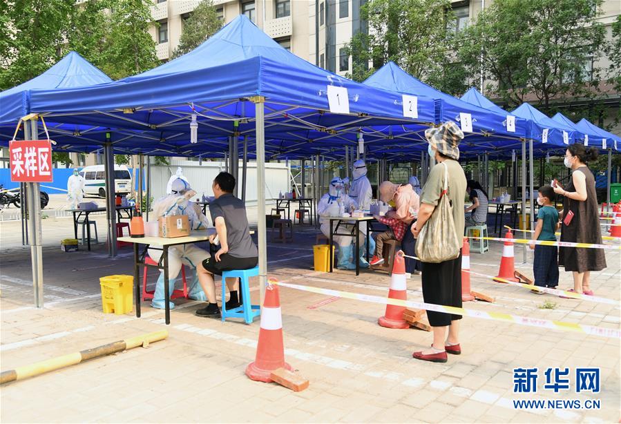 （新華全媒頭條·圖文互動(dòng)）（4）構(gòu)筑守護(hù)城市、守護(hù)生命的堅(jiān)強(qiáng)防線——北京開展大規(guī)模核酸檢測(cè)