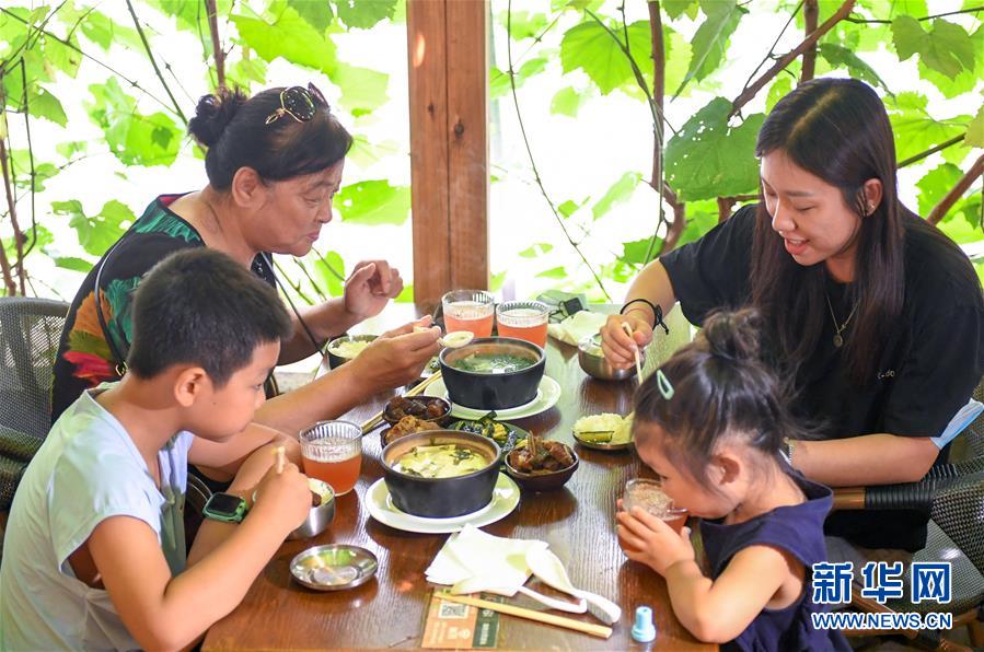 （在習(xí)近平新時代中國特色社會主義思想指引下——新時代新作為新篇章·習(xí)近平總書記關(guān)切事·圖文互動）（6）珍惜盤中餐，狠剎浪費(fèi)風(fēng)——各地積極行動堅決制止餐飲浪費(fèi)