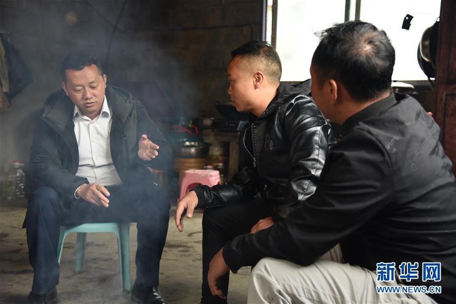 （決戰(zhàn)決勝脫貧攻堅(jiān)·圖文互動(dòng)）“父親未完成的事業(yè)，我來(lái)完成”——貴州父子接力脫貧攻堅(jiān)