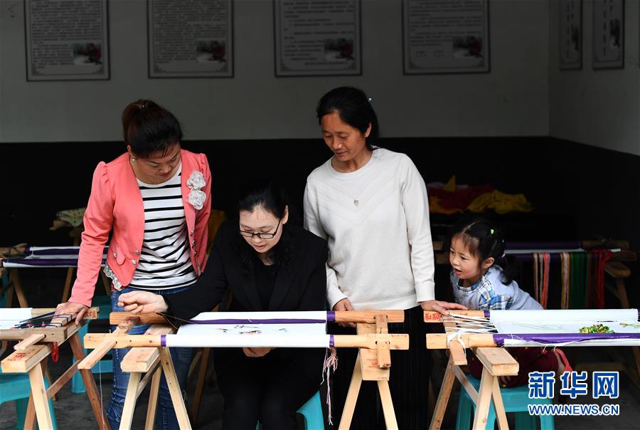 （兩會(huì)人物·圖文互動(dòng)）（1）帶娃、賺錢兩不誤——一位農(nóng)民工代表眼中的脫貧新工作