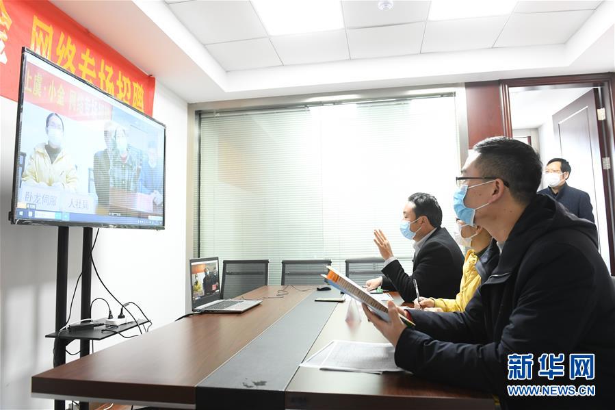 （新華全媒頭條·圖文互動）（18）從人民中汲取磅礴力量——習(xí)近平總書記同出席2020年全國兩會人大代表、政協(xié)委員共商國是紀(jì)實