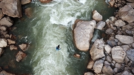 烏蒙山區(qū)“溜索改橋”聯通跨省致富路仰望高樓