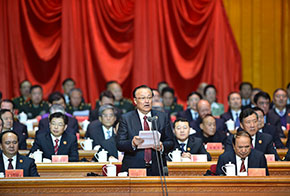 新疆維吾爾自治區(qū)主席雪克來提·扎克爾主持大會(huì)