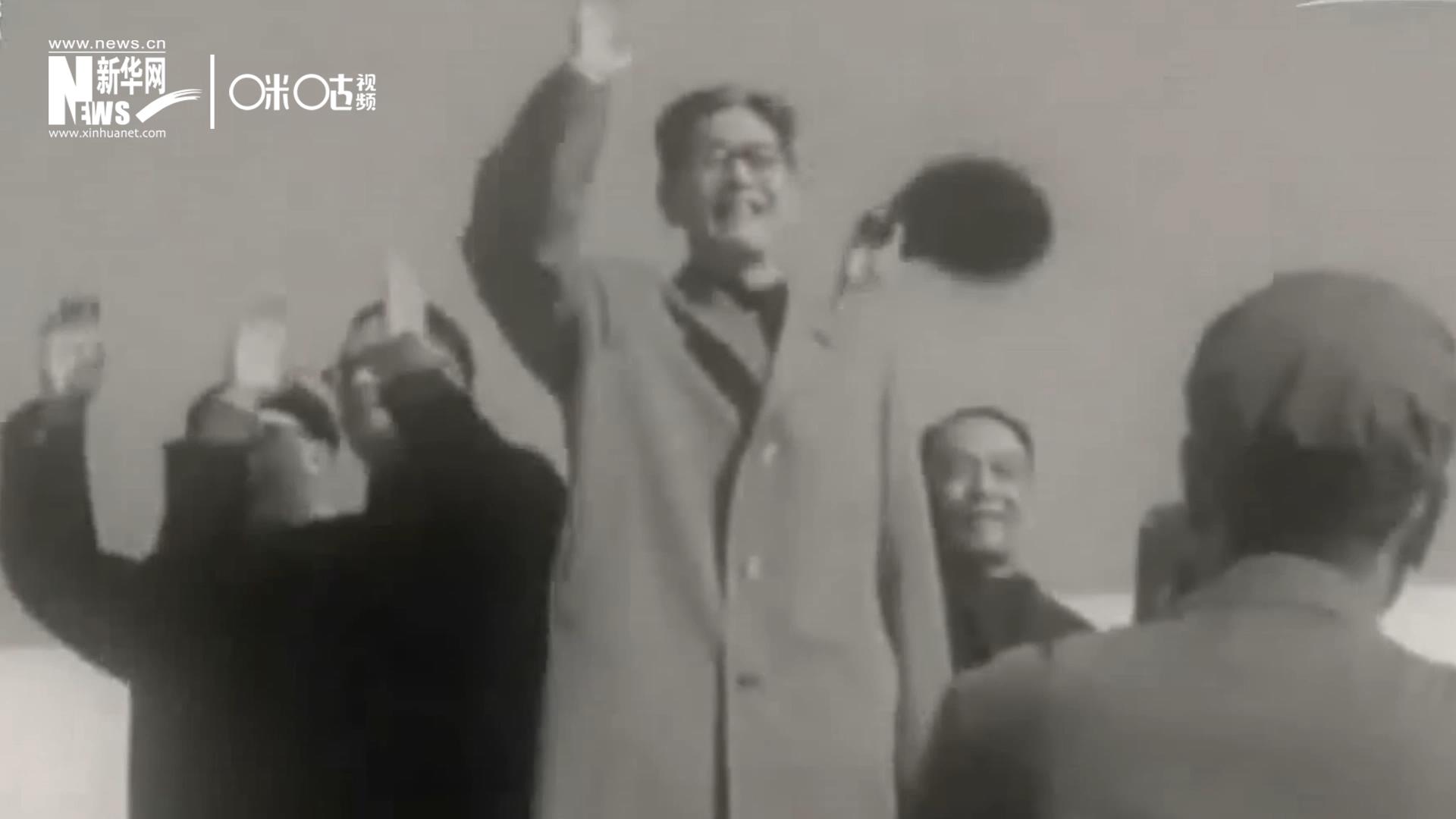 1971年11月9日，全新成立的中國聯(lián)合國代表團在群眾的歡呼與掌聲中登上專機，正式開啟了中國的聯(lián)合國之旅。