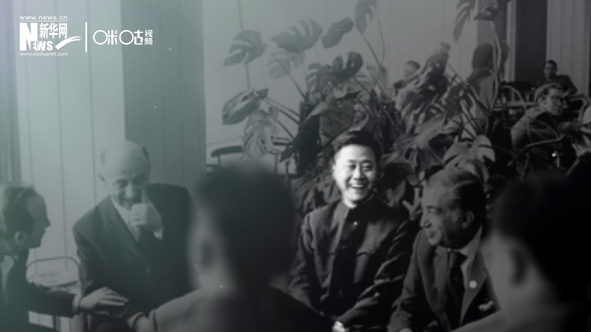 照片里的這個人是高梁，原新華社國際部記者。原本作為代表團隨行記者的他接到通知，由他帶領(lǐng)一支先遣小組先行去紐約。