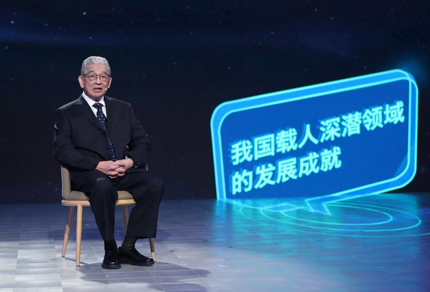 抱著要建造先進的海軍裝備保家衛(wèi)國的心愿，考入了交通大學造船系