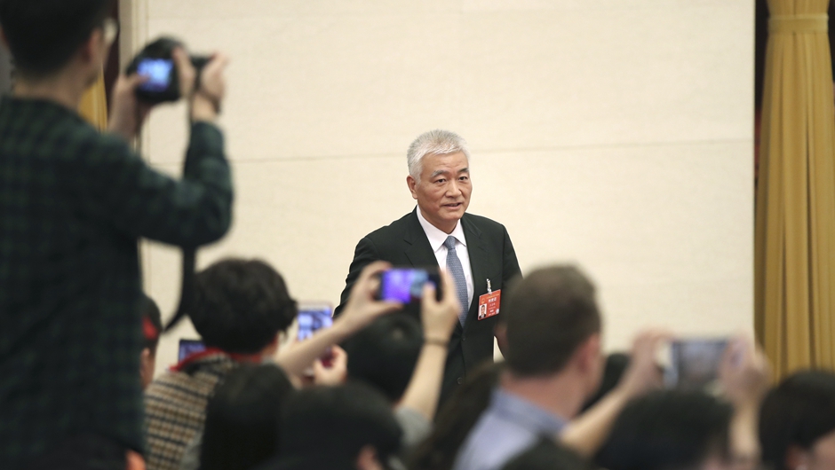 王志剛步入“部長通道”，準備接受采訪