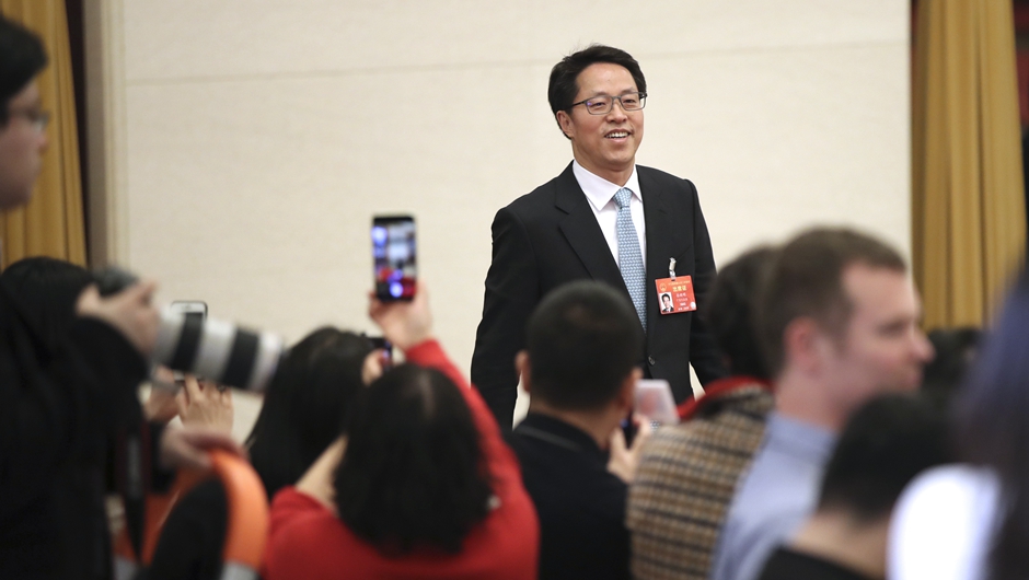 張曉明步入“部長通道”，準備接受采訪