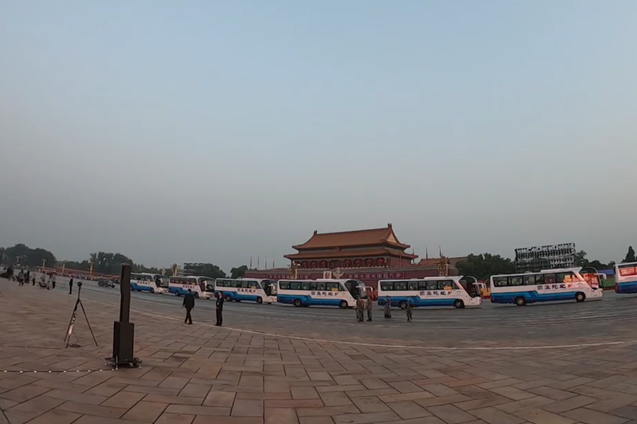 10月1日清晨的天安門城樓和長安街，燈火通明，正在準備慶祝大會的工作人員雖然緊張忙碌，但仍顯得井然有序