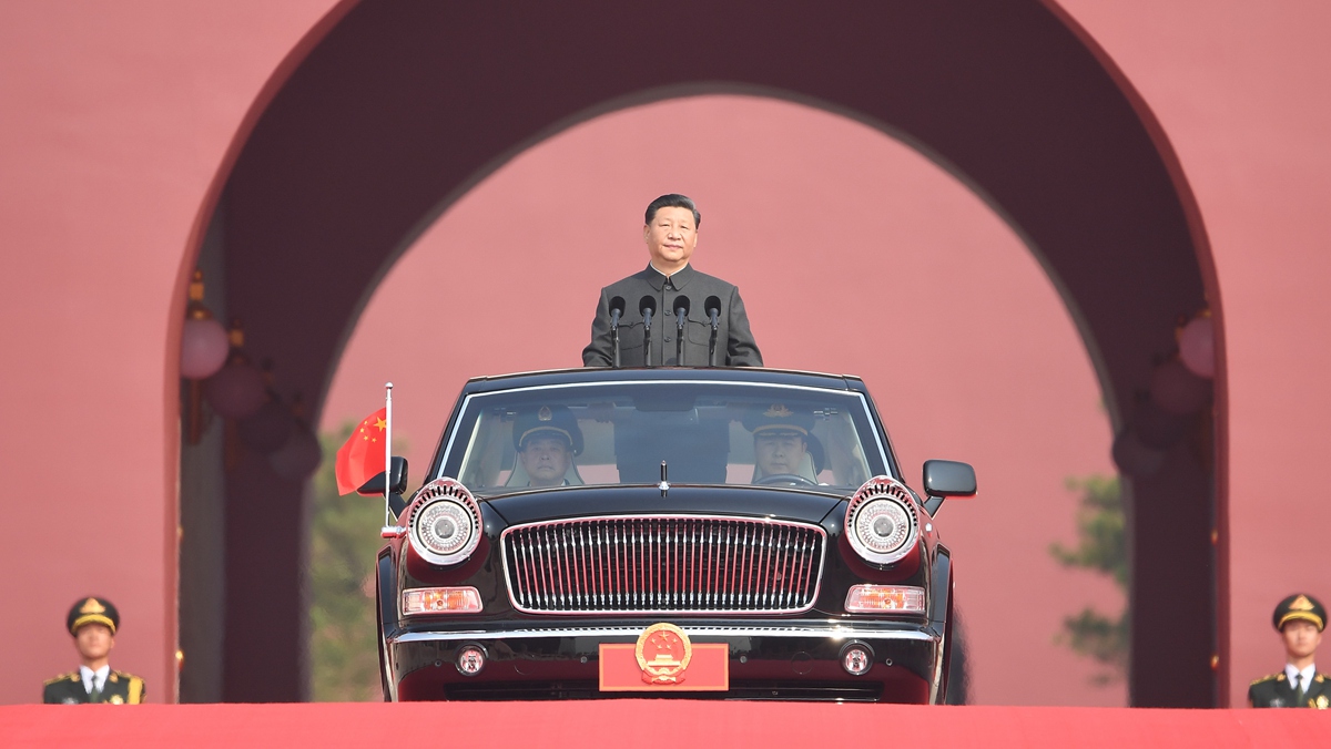 習(xí)近平乘坐檢閱車，經(jīng)過金水橋，駛上長(zhǎng)安街