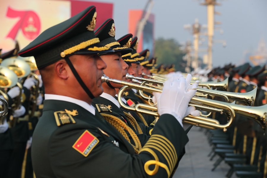解放軍聯(lián)合軍樂團在廣場就位后進行準備工作和試奏。據(jù)了解，解放軍聯(lián)合軍樂團此次演奏是從開國大典至今歷次閱兵以來演奏曲目最多的一次，不少曲目是為此次閱兵量身打造的全新作品，此次也是歷次女演奏員最多的一次。