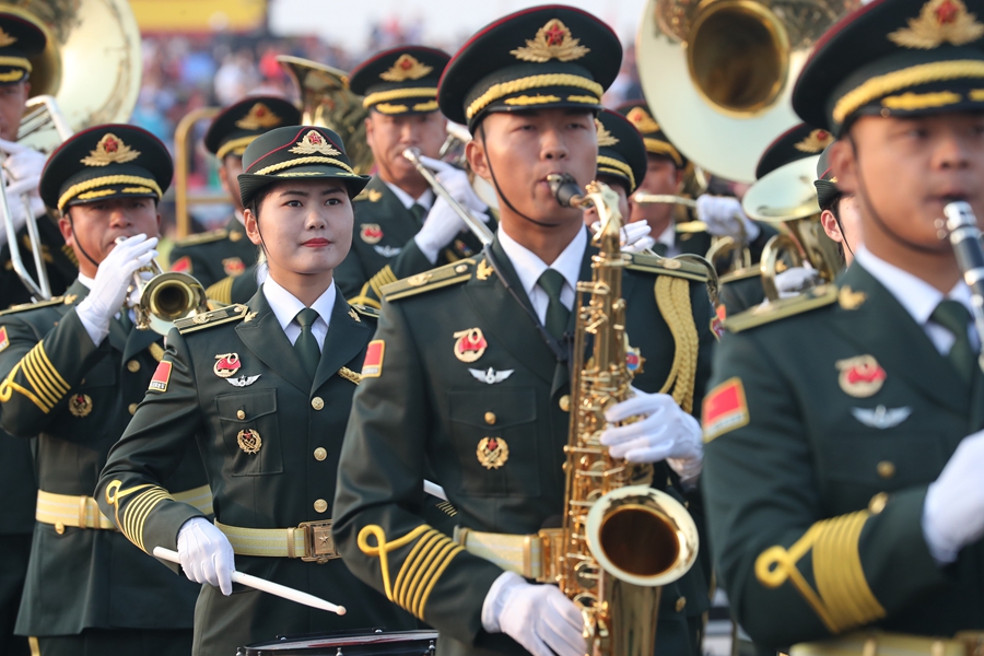 解放軍聯(lián)合軍樂團在廣場就位后進行準備工作和試奏。據(jù)了解，解放軍聯(lián)合軍樂團此次演奏是從開國大典至今歷次閱兵以來演奏曲目最多的一次，不少曲目是為此次閱兵量身打造的全新作品，此次也是歷次女演奏員最多的一次。