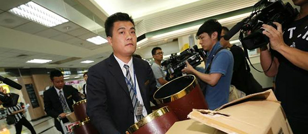 禮儀公司帶著遺體袋、骨灰壇協(xié)助處理善后
