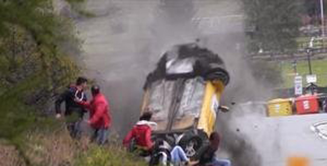 史上最幸運(yùn)撞車！圍觀群眾躲過(guò)一劫