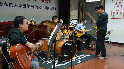 追夢中國人|侯孝輝：左手方向盤，右手麥克風(fēng)