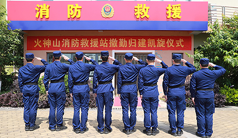 再見(jiàn)！駐守88天后“火焰藍(lán)”告別火神山