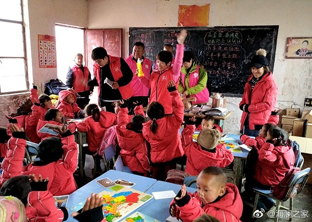 2018年，由海瀾之家攜手網(wǎng)易新聞打造的“多一課溫暖”課程平臺讓一間間溫暖的課堂走向深山與邊陲。帶著貼合孩子教育需求的線上內(nèi)容和教師、各領(lǐng)域KOL及愛心人士組成的愛心團隊，海瀾之家用實際行動為孩子的教育加溫，踐行“多一克溫暖”。