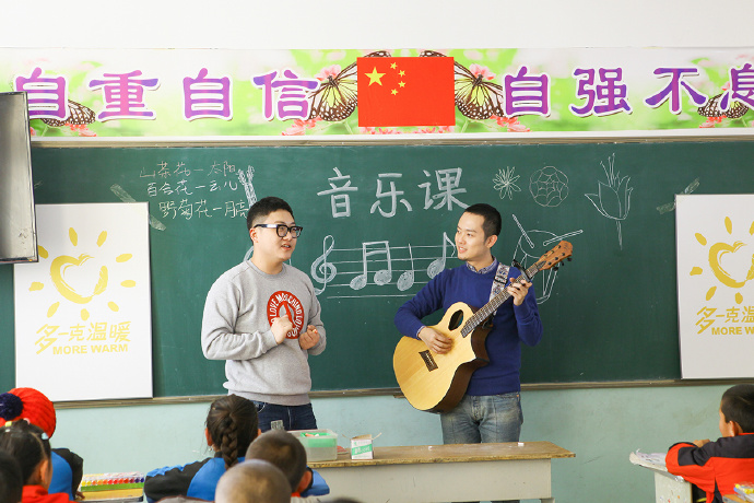 “多一克溫暖”公益活動的老朋友好妹妹樂隊，為孩子們帶來了音樂和繪畫課，用音符溫暖孩子們的心靈，用畫筆繪出更繽紛的世界。不斷匯聚的愛心，讓寒冷的北疆進入到更多人的視野當中，也讓孩子們臉上的笑容更燦爛。