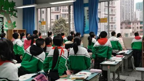 課上到一半，同學(xué)們卻把頭望向了外面！校長說：點(diǎn)贊！