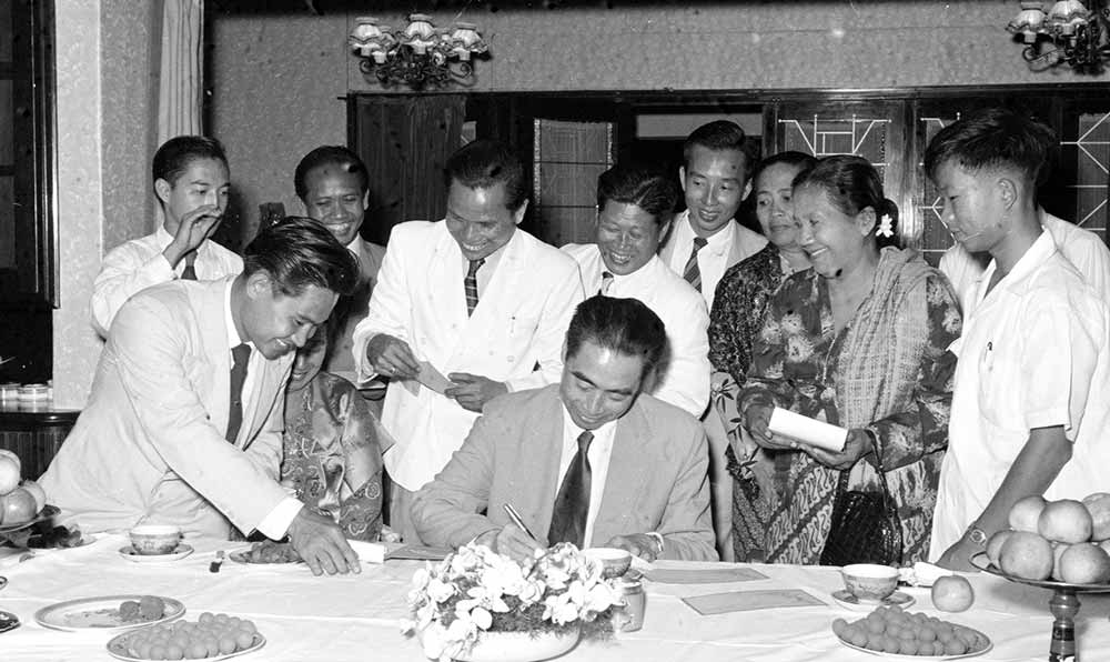 1955年4月25日，為迎接亞非會議而組織的萬隆人民委員會的代表請周恩來總理簽名留念。