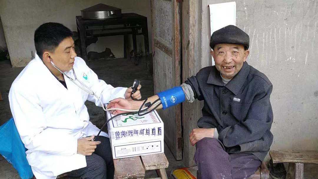 追夢中國人｜鄉(xiāng)村醫(yī)生譚明章：父子兩代堅守，致力鄉(xiāng)村醫(yī)療