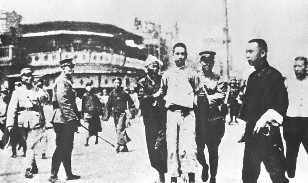 1927年4月12日 “四?一二”反革命政變，國民黨反動派捕殺大批共產(chǎn)黨員和工人、學(xué)生、群眾
