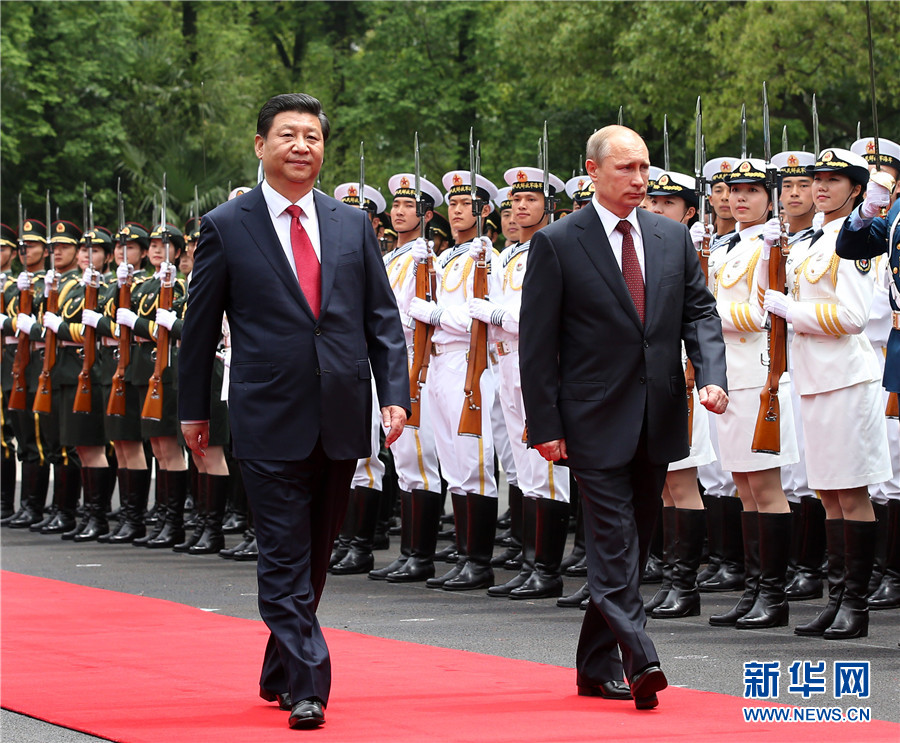 這是會談前，習近平在上海西郊會議中心廣場為普京舉行歡迎儀式。 新華社記者 龐興雷 攝 
