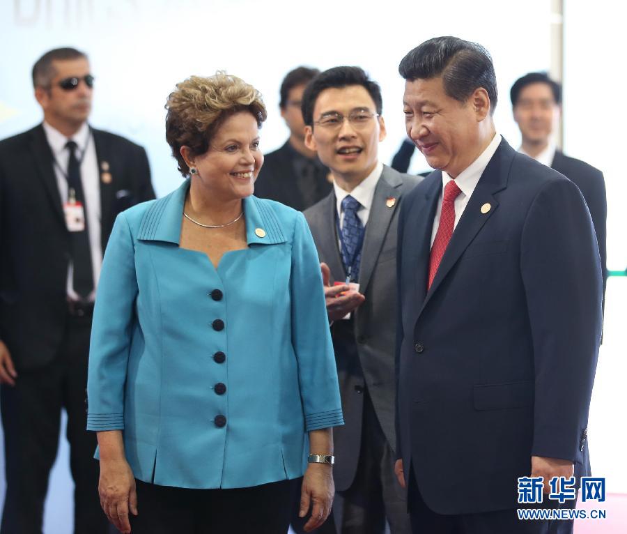 7月15日，國(guó)家主席習(xí)近平在巴西福塔萊薩出席金磚國(guó)家領(lǐng)導(dǎo)人第六次會(huì)晤。這是巴西總統(tǒng)羅塞夫迎接習(xí)近平主席。 新華社記者 蘭紅光 攝 