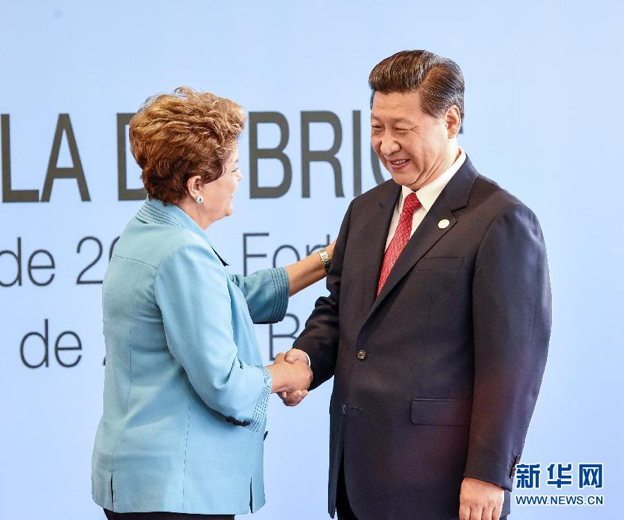 7月15日，國(guó)家主席習(xí)近平在巴西福塔萊薩出席金磚國(guó)家領(lǐng)導(dǎo)人第六次會(huì)晤。這是巴西總統(tǒng)羅塞夫迎接習(xí)近平主席。 新華社記者 李學(xué)仁 攝  