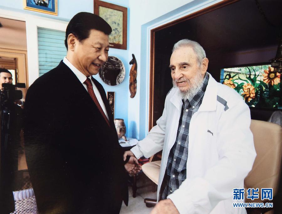 當(dāng)?shù)貢r(shí)間7月22日，國家主席習(xí)近平在哈瓦那親切探望古巴革命領(lǐng)袖菲德爾·卡斯特羅。 新華社發(fā)