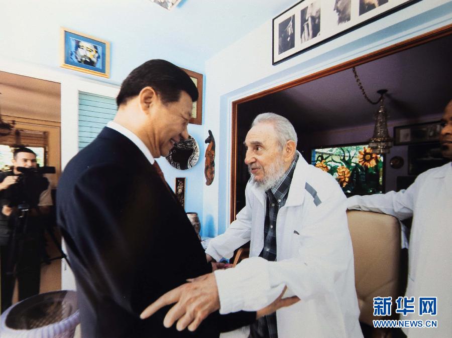 當(dāng)?shù)貢r(shí)間7月22日，國家主席習(xí)近平在哈瓦那親切探望古巴革命領(lǐng)袖菲德爾·卡斯特羅。 新華社發(fā)