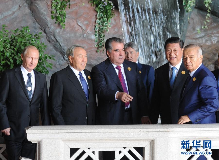 9月12日，上海合作組織成員國元首理事會第十四次會議在塔吉克斯坦首都杜尚別舉行。國家主席習(xí)近平出席會議并發(fā)表重要講話。這是習(xí)近平同其他成員國元首親切交談。新華社記者謝環(huán)馳攝 