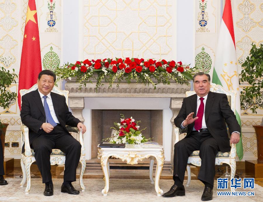 9月13日，國家主席習(xí)近平在杜尚別同塔吉克斯坦總統(tǒng)拉赫蒙舉行會談。 新華社記者黃敬文攝 