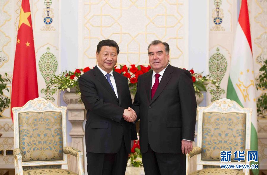 9月13日，國家主席習(xí)近平在杜尚別同塔吉克斯坦總統(tǒng)拉赫蒙舉行會談。 新華社記者黃敬文攝 