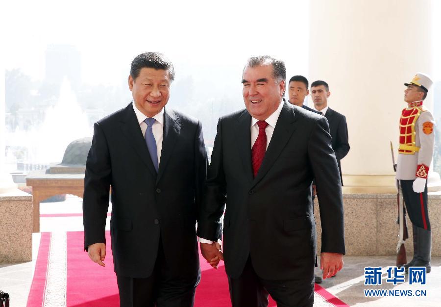 9月13日，國家主席習(xí)近平在杜尚別同塔吉克斯坦總統(tǒng)拉赫蒙舉行會談。 這是會談開始前，兩國元首步入會談大廳。 新華社記者鞠鵬攝 
