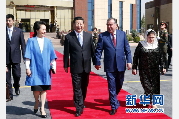 9月14日，國家主席習(xí)近平結(jié)束對塔吉克斯坦的國事訪問，乘坐專機離開杜尚別。拉赫蒙總統(tǒng)夫婦專程到機場為習(xí)近平和夫人彭麗媛送行。新華社記者 鞠鵬 攝 
