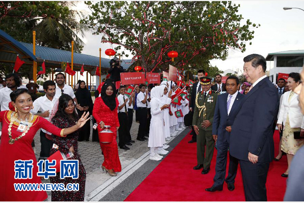  9月14日，國(guó)家主席習(xí)近平抵達(dá)馬累，開(kāi)始對(duì)馬爾代夫進(jìn)行國(guó)事訪問(wèn)。習(xí)近平和夫人彭麗媛在機(jī)場(chǎng)受到馬爾代夫總統(tǒng)亞明夫婦的熱情迎接。新華社記者 鞠鵬 攝 