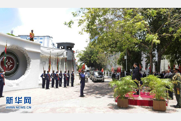 9月15日，國(guó)家主席習(xí)近平在馬累向馬爾代夫烈士紀(jì)念碑致禮。新華社記者 張鐸 攝