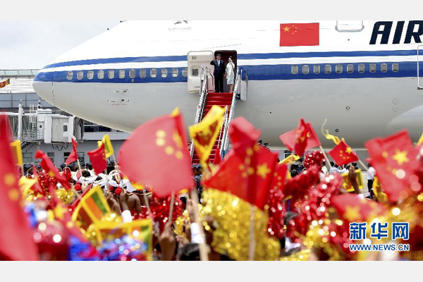 9月16日，國家主席習(xí)近平抵達科倫坡，開始對斯里蘭卡進行國事訪問。這是習(xí)近平和夫人彭麗媛向歡迎群眾揮手致意。 新華社記者馬占成攝 