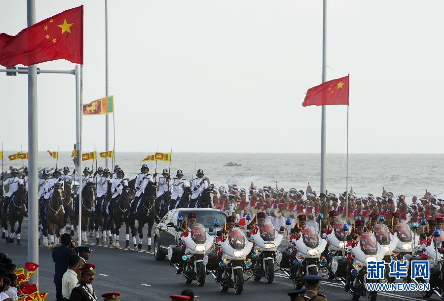 9月16日，斯里蘭卡總統(tǒng)拉賈帕克薩在科倫坡為國家主席習(xí)近平舉行盛大歡迎儀式。這是習(xí)近平和夫人彭麗媛乘坐的專車在摩托車隊和騎兵隊護(hù)衛(wèi)下駛?cè)霘g迎儀式現(xiàn)場。新華社記者謝環(huán)馳攝